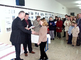 Ana Zvonar prima bron�anu plaketu uz prisustvo roditelja, mentora i ravnatelja O� koje su sudjelovale u natje�aju.