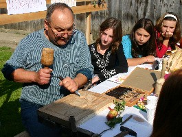 Andrija Husnjak pokazuje na�in izrade svojih radova.