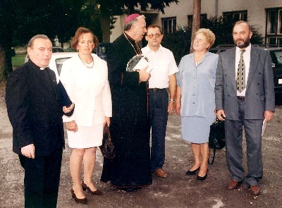 Biskup Jezerinac u dru�tvu sa predstavnicima �kole i politi�kog �ivota na�e Op�ine.