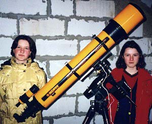 U�enice 7.c. razreda, �lanice astronomske grupe na�e �kole, pokraj novg teleskopa.